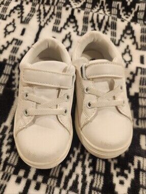 Kids White Casual Sneakers with Hook-and-Loop Strap, Size 7T